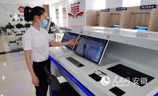 工作人員介紹自助系統(tǒng)的功能和使用方法。人民網(wǎng) 胡雨松攝