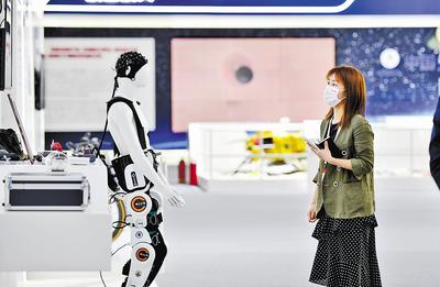 近日，第六屆世界智能大會在天津開幕，圖為參會嘉賓參觀天津制造業(yè)立市展。 新華社記者 趙子碩攝