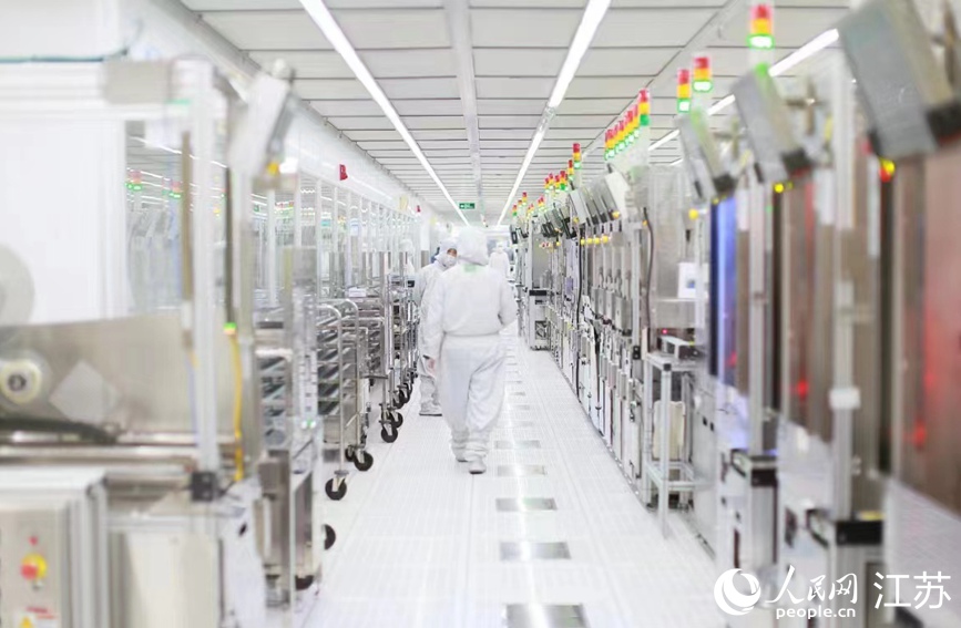 在希捷國際科技（無錫）有限公司生產(chǎn)車間，技術(shù)人員正在巡查作業(yè)。新吳區(qū)委宣傳部供圖