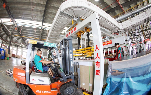 沭陽(yáng)縣一公司車間內(nèi)一派緊張有序的繁忙景象。沭陽(yáng)縣委宣傳部供圖