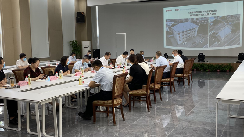 河東區(qū)委書記范少軍一行深入老電建公司辦公園區(qū)就盤活園區(qū)工作進行部署研究。河東區(qū)供圖