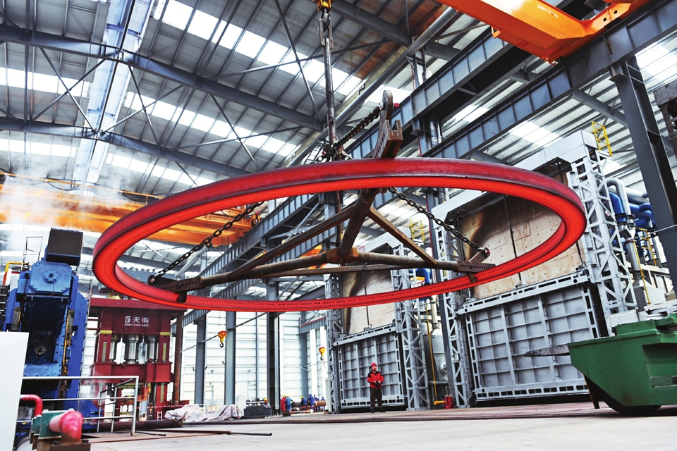 定襄縣作為太忻一體化經(jīng)濟區(qū)建設的12個先行啟動區(qū)之一，借助發(fā)展機遇，全力延長產(chǎn)業(yè)鏈條、補齊產(chǎn)業(yè)短板、培育優(yōu)質(zhì)市場主體、拓寬應用領(lǐng)域，進軍高精尖應用行業(yè)。 記者孫榮祥攝