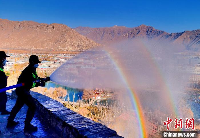 12月6日，布達(dá)拉宮消防救援大隊在布達(dá)拉宮山體林草區(qū)域開展?jié)窕ぷ??！㈣?攝