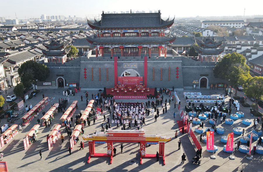 城門掛春聯(lián)，金湖沖刺“開門紅”。陳義寶攝