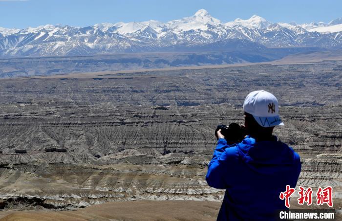 4月5日，游客在觀景臺拍攝札達土林?！±盍?攝