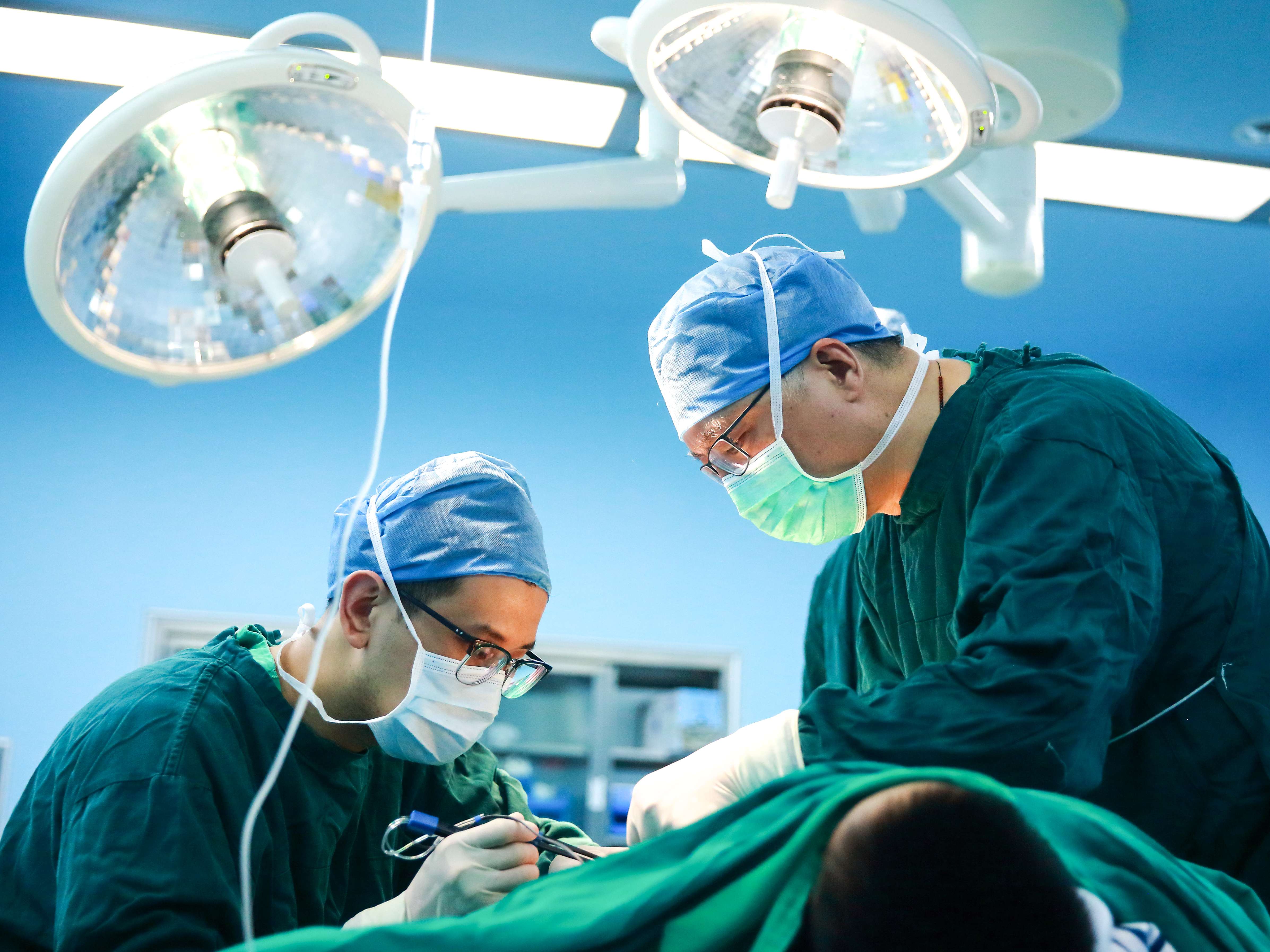 江南大學(xué)附屬醫(yī)院燒創(chuàng)傷診療中心主任呂國忠工作現(xiàn)場。受訪者供圖