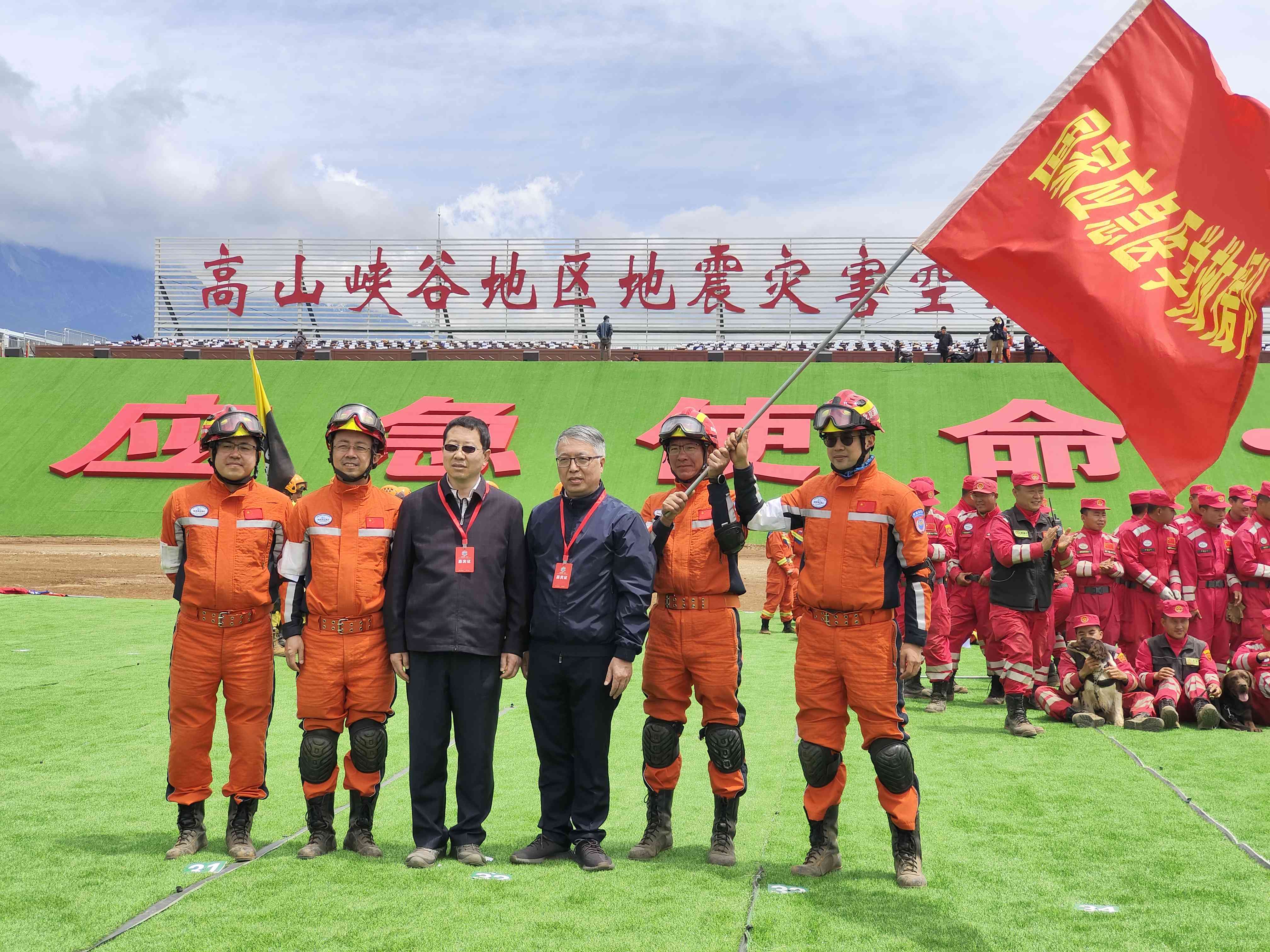 呂國忠以總領(lǐng)隊(duì)身份，帶領(lǐng)國家應(yīng)急醫(yī)學(xué)救援隊(duì)演練。受訪者供圖