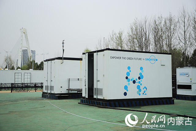鄂爾多斯碳中和研究院內的制氫設備。人民網(wǎng)記者 趙夢月攝