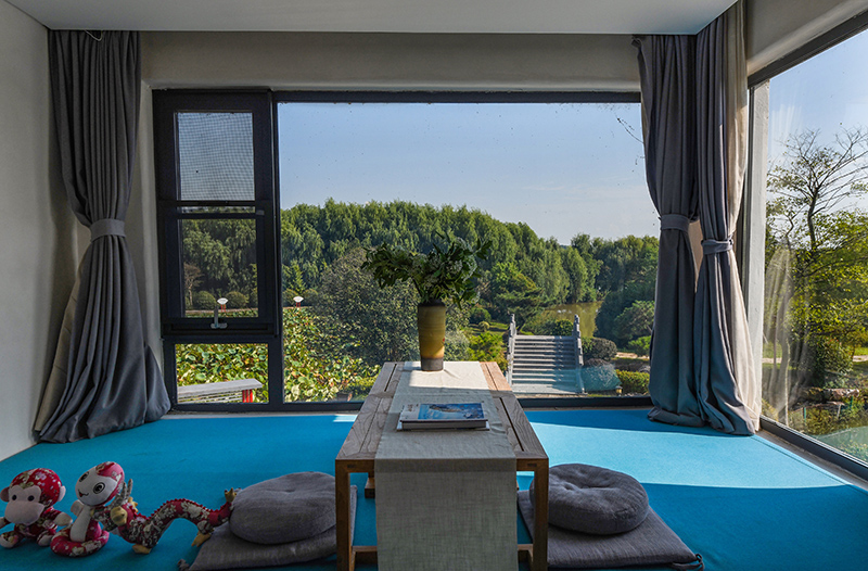 位于四頂山腳下的四頂山居，推窗見景，望山親水。吳芳攝