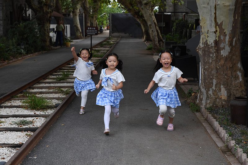 由礦場家屬區(qū)改造而來的“鮮花小院”民宿，深受孩子們的喜愛。吳芳攝