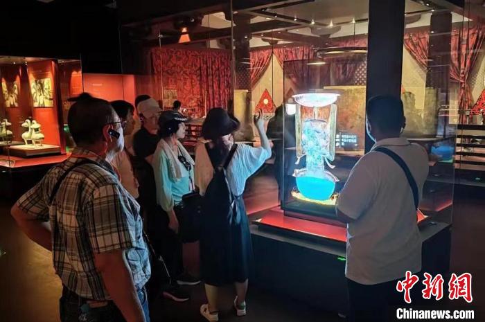 圖為臺(tái)灣新北市永和區(qū)里長聯(lián)誼會(huì)江西參訪團(tuán)一行在南昌漢代海昏侯國遺址博物館內(nèi)參觀展出的珍貴文物?！●樞↓?攝