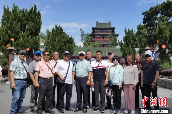 圖為臺(tái)灣新北市永和區(qū)里長聯(lián)誼會(huì)江西參訪團(tuán)一行在南昌滕王閣前合影?！×鴷缘?攝