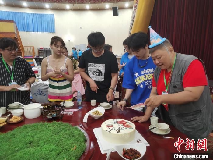 圖為內(nèi)蒙古臺(tái)辦為臺(tái)胞過(guò)生日?！±類?ài)平 攝
