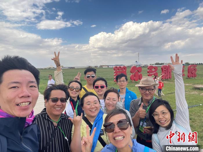 圖為臺(tái)胞在鄂爾多斯草原合影?！∪~冠賢 攝