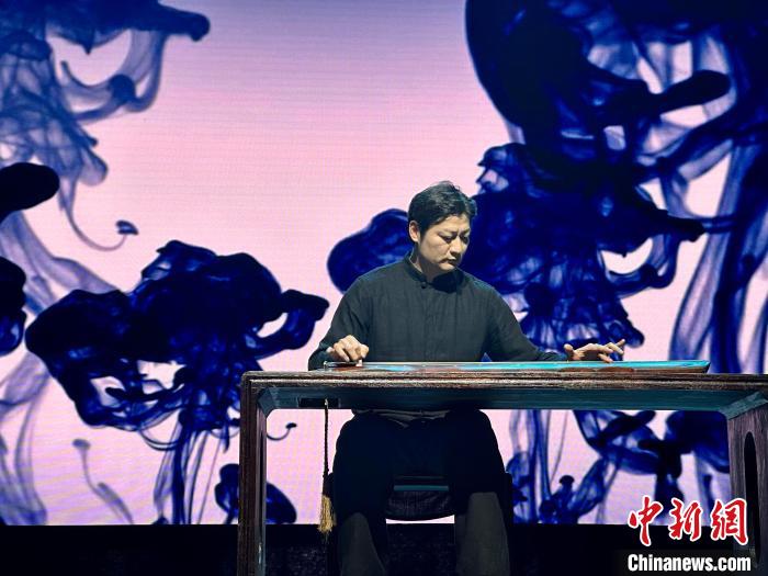 臺(tái)灣老師林法演奏《廣陵散》。　張麗君 攝