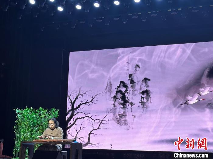 閩派古琴名家陳志強(qiáng)演奏一曲《流水》?！堺惥?攝