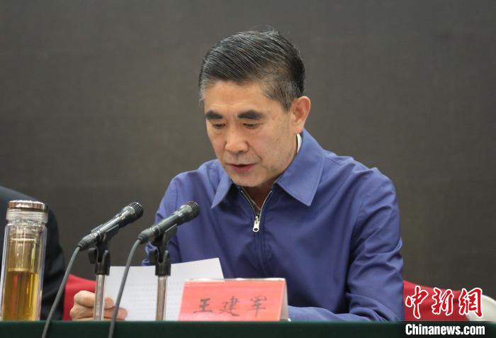 圖為青海省委書記王建軍出席會(huì)議并作講話?！?zhí)砀?攝