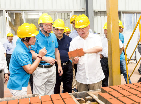 2019年6月21日下午，省長沈曉明在三亞建筑廢棄物綜合利用廠，查看用建筑廢棄物綜合處理后制成的再生水泥磚。海南日報記者 宋國強 攝