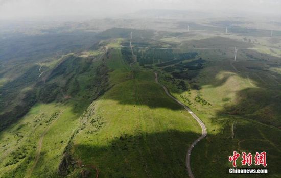 6月28日，夏日鏡頭下的河北張家口張北“草原天路”蜿蜒曲折。 中新社記者 楊艷敏 攝