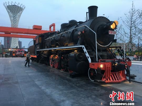 公園內(nèi)保留布置了蒸汽時(shí)代火車頭。　高紅超 攝