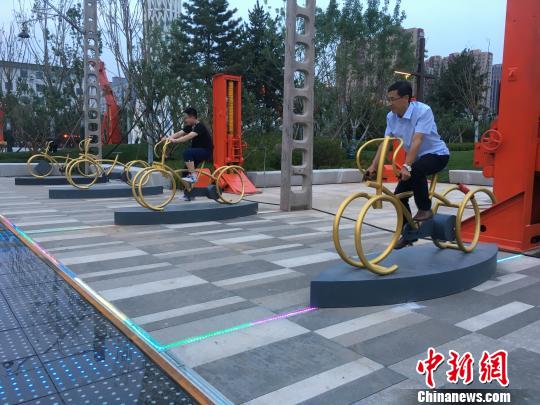 市民使用公園內(nèi)的健身設(shè)施?！「呒t超 攝