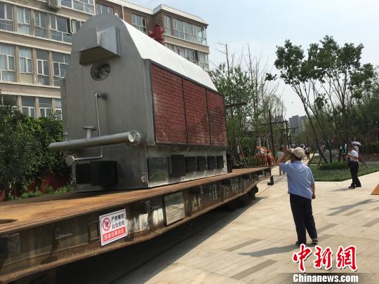 公園內(nèi)陳列著臥式蒸汽鍋爐等工業(yè)產(chǎn)品?！「呒t超 攝