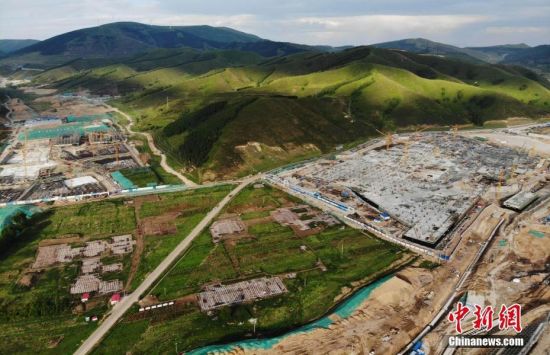 6月28日，航拍鏡頭下的河北張家口冬奧會(huì)太子城冰雪小鎮(zhèn)項(xiàng)目。太子城冰雪小鎮(zhèn)項(xiàng)目位于2022年冬奧會(huì)張家口賽區(qū)核心區(qū)，連接張家口賽區(qū)云頂和古楊樹兩個(gè)競賽場館群，建成后將承擔(dān)賽時(shí)核心區(qū)配套保障功能，提供冬奧頒獎(jiǎng)、貴賓接待、交通換乘、休閑娛樂等服務(wù)，賽后將成為一座國際化四季度假小鎮(zhèn)。 中新社記者 楊艷敏 攝