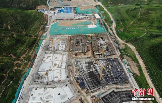 6月28日，航拍鏡頭下的河北張家口冬奧會(huì)太子城冰雪小鎮(zhèn)項(xiàng)目。太子城冰雪小鎮(zhèn)項(xiàng)目位于2022年冬奧會(huì)張家口賽區(qū)核心區(qū)，連接張家口賽區(qū)云頂和古楊樹兩個(gè)競賽場館群，建成后將承擔(dān)賽時(shí)核心區(qū)配套保障功能，提供冬奧頒獎(jiǎng)、貴賓接待、交通換乘、休閑娛樂等服務(wù)，賽后將成為一座國際化四季度假小鎮(zhèn)。 中新社記者 楊艷敏 攝