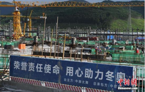 6月28日，河北張家口冬奧會(huì)太子城冰雪小鎮(zhèn)項(xiàng)目現(xiàn)場。太子城冰雪小鎮(zhèn)項(xiàng)目位于2022年冬奧會(huì)張家口賽區(qū)核心區(qū)，連接張家口賽區(qū)云頂和古楊樹兩個(gè)競賽場館群，建成后將承擔(dān)賽時(shí)核心區(qū)配套保障功能，提供冬奧頒獎(jiǎng)、貴賓接待、交通換乘、休閑娛樂等服務(wù)，賽后將成為一座國際化四季度假小鎮(zhèn)。 中新社記者 楊艷敏 攝