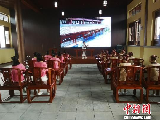 學生們在大原書院誦讀國學經(jīng)典。　王鵬 攝