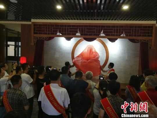 為董子石像揭幕?！⊥貔i 攝