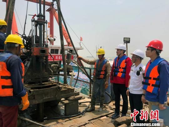圖為勘察設(shè)計(jì)人員與常熟海事局執(zhí)法船在現(xiàn)場(chǎng)配合鉆探施工?！∥赫?攝