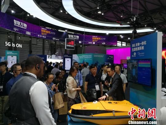 圖為現(xiàn)場人員講解5G“天地一體化”生態(tài)檢測系統(tǒng)?！∪伟厮?攝