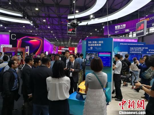 雄安新區(qū)展臺(tái)吸引不少眾多觀眾駐足關(guān)注?！∪伟厮?攝