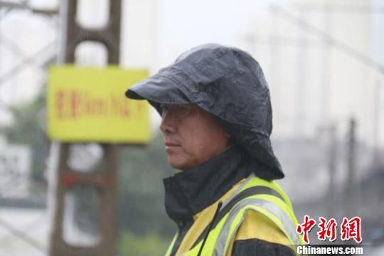 蘭州西工務段蘭州線路車間防護員雨中巡查。　王光輝 攝