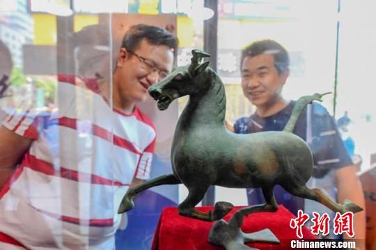 甘肅省博物館將榮登《國(guó)家寶藏》的文物銅奔馬和人頭形器口彩陶瓶搬到了絲路如意餐廳，讓顧客在餐廳內(nèi)就能近距離的和文物面對(duì)面?！＄娦?攝