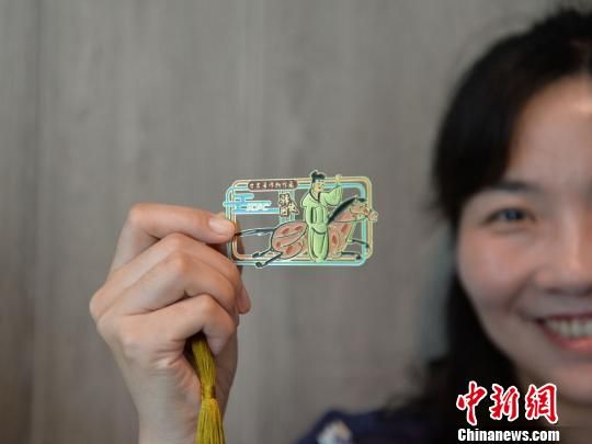 絲路主題餐廳內(nèi)推出的文創(chuàng)產(chǎn)品。　鐘欣 攝