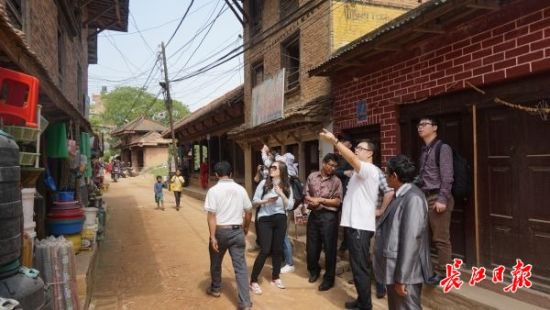 在尼泊爾，武漢市土地利用和城市空間規(guī)劃研究中心設(shè)計(jì)團(tuán)隊(duì)現(xiàn)場踏勘。(武漢市土地利用和城市空間規(guī)劃研究中心 供圖)