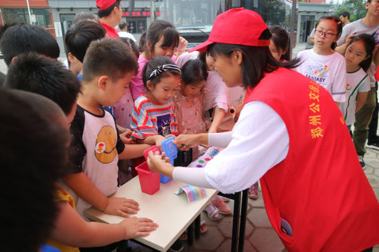 志愿者教小朋友們垃圾分類的相關(guān)知識(shí)。連柏梁 攝