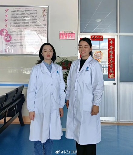 “有醫(yī)生嗎？有人暈倒了！”武漢協(xié)和醫(yī)院援藏醫(yī)療隊員聽到呼救就沖了上去