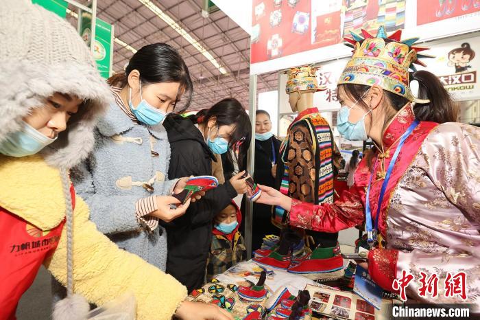 西藏瓊結(jié)赴襄陽(yáng)參加漢江流域農(nóng)業(yè)博覽會(huì)，農(nóng)特產(chǎn)品受青睞(資料圖) 湖北省援藏辦供圖