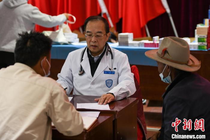 北京大學人民醫(yī)院心臟中心副主任、博士生導師王偉民為農(nóng)牧民問診?！〗w波 攝