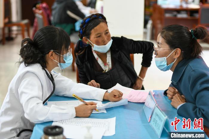 因不少農(nóng)牧民不會普通話，義診活動現(xiàn)場，鄉(xiāng)政府為每位醫(yī)生配了一名翻譯。　江飛波 攝