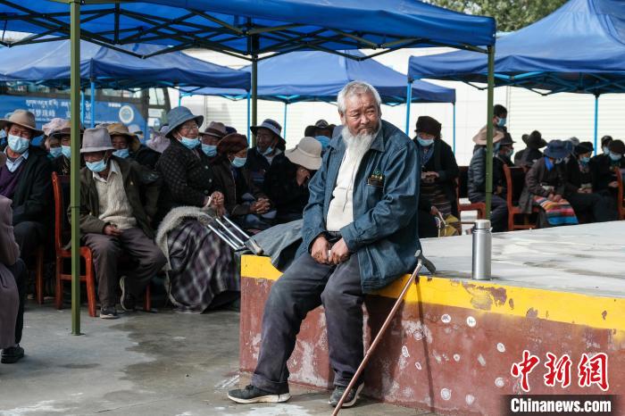 圖為日喀則桑珠孜區(qū)東嘎鄉(xiāng)農(nóng)牧民在義診室外等待?！〗w波 攝