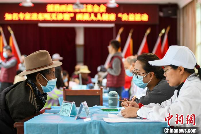 圖為9月11日，西藏日喀則桑珠孜區(qū)東嘎鄉(xiāng)義診現(xiàn)場?！〗w波 攝