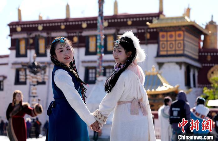 拉薩迎來(lái)旅游旺季