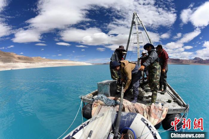 科考隊員在湖泊鉆探平臺上小心搬運采集的巖芯樣品?！?lt;a target='_blank' ><p  align=