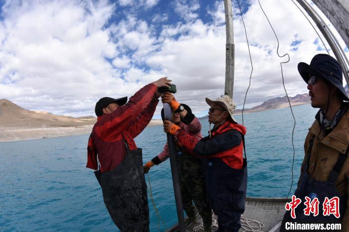 科考隊員在湖泊鉆探平臺上包裝采集的巖芯樣品。　<a target='_blank' ><p  align=