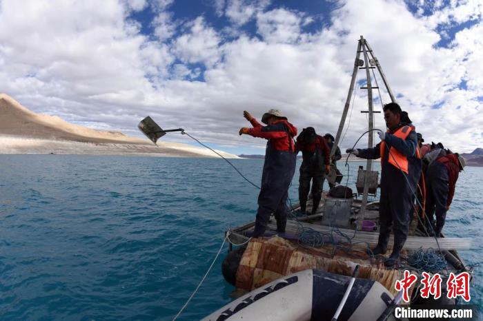 科考隊員在湖泊鉆探平臺上拋固定平臺的錨?！?lt;a target='_blank' ><p  align=