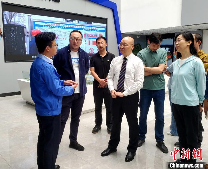 圖為全國政協(xié)委員、農(nóng)工黨青海省委主委王昆(中)在企業(yè)調(diào)研?！」鶟M福 供圖